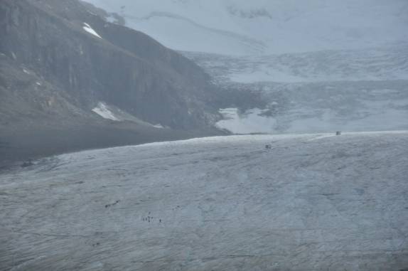 minúsculas pessoas caminham na geleira de Columbia Ice Fields, no Jasper National Park, em Alberta, no Canadá